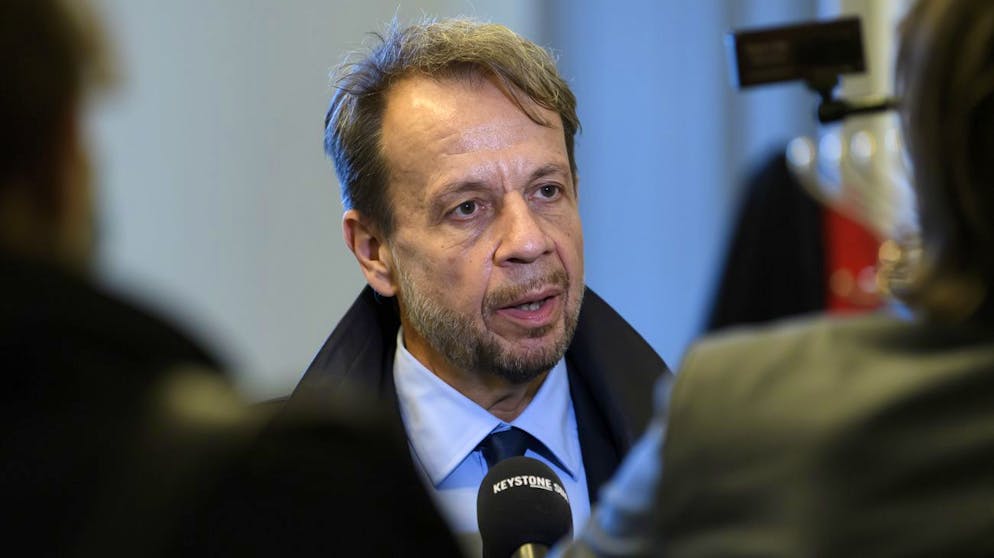 Der Generaldirektor der SRG, Gilles Marchand, spricht mit ein Journalist nach einer Kommissionssitzung der Kommission fuer Verkehr und Fernmeldewesen KVF-N, am Montag, 9. November 2020, im Bundeshaus in Bern. Die Kommission beraet heute hauptsaechlich das Massnahmenpaket zugunsten der Medien. Marchand soll sich aber auch zu den Enthuellungen der Westschweizer Tageszeitung