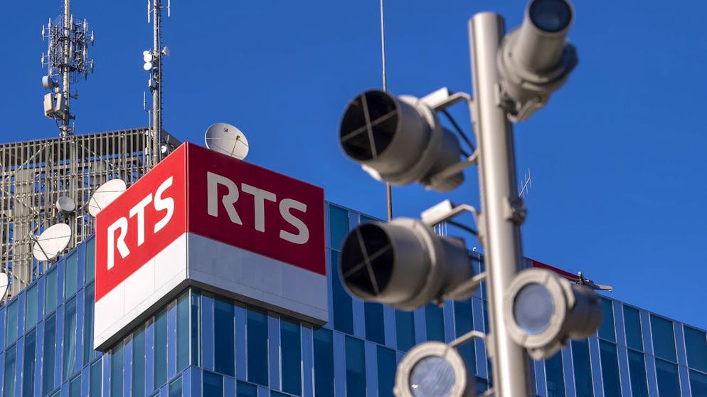 La Tour de la Radio Television Suisse (RTS) et son logo photographiee, ce jeudi 12 novembre 2020 a Geneve. (KEYSTONE/Martial Trezzini)