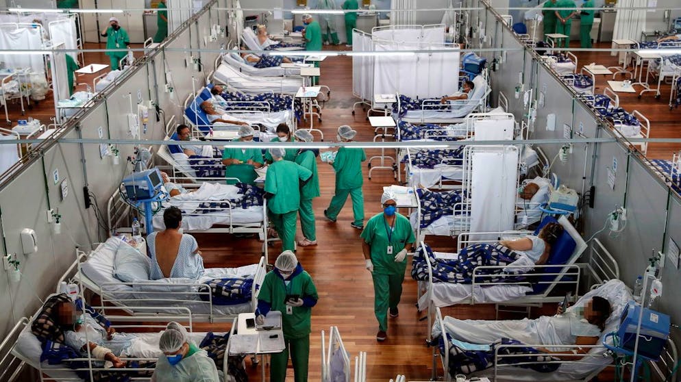 epa09139940 Patients are treated for Covid-19, at the Pedro Dell Antonia Municipal Campaign Hospital, in Santo Andre, SP, Brazil, 15 April 2021 (issued 16 April 2021). For the first time since the start of the coronavirus pandemic, people under 40 years of age are the majority among patients admitted to ICUs in Brazil, a country that is experiencing a second wave more virulent and lethal than the first, with an average of 3,000 deaths per day. EPA/Sebastiao Moreira ATTENTION EDITORS: FACES PIXELATED BY SOURCE