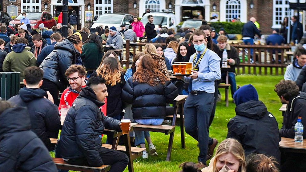 Gästeansturm im Biergarten eines Londoner Pubs am 12. April 2021.