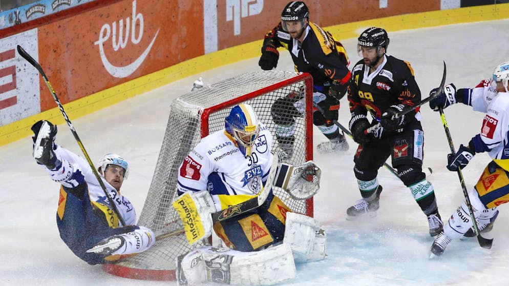 Zugs Claudio Cadonau, Zugs Torhueter Leonardo Genoni und Berns Cory Conacher, von links, in Aktion, im vierten Eishockey Playoff Viertelfinalspiel der National League zwischen dem SC Bern und dem EV Zug, am Montag, 19. April 2021 in der Postfinance Arena in Bern. (KEYSTONE/Peter Klaunzer)