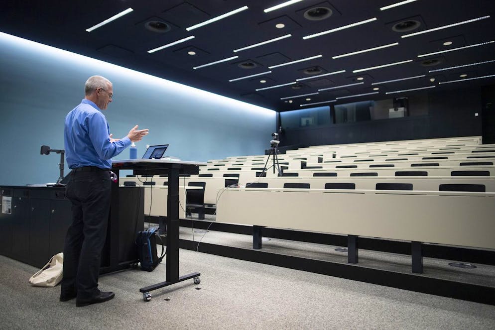 Professor Dr. Markus Stolzer gibt eine Online-Informatik-Vorlesung, aufgenommen am Mittwoch, 18. November 2020, an der Ostschweizer Fachhochschule OST, in Rapperswil-Jona. Die meisten Vorlesungen an der Fachhochschule werden wegen dem Coronavirus online abgehalten. (KEYSTONE/Gian Ehrenzeller)