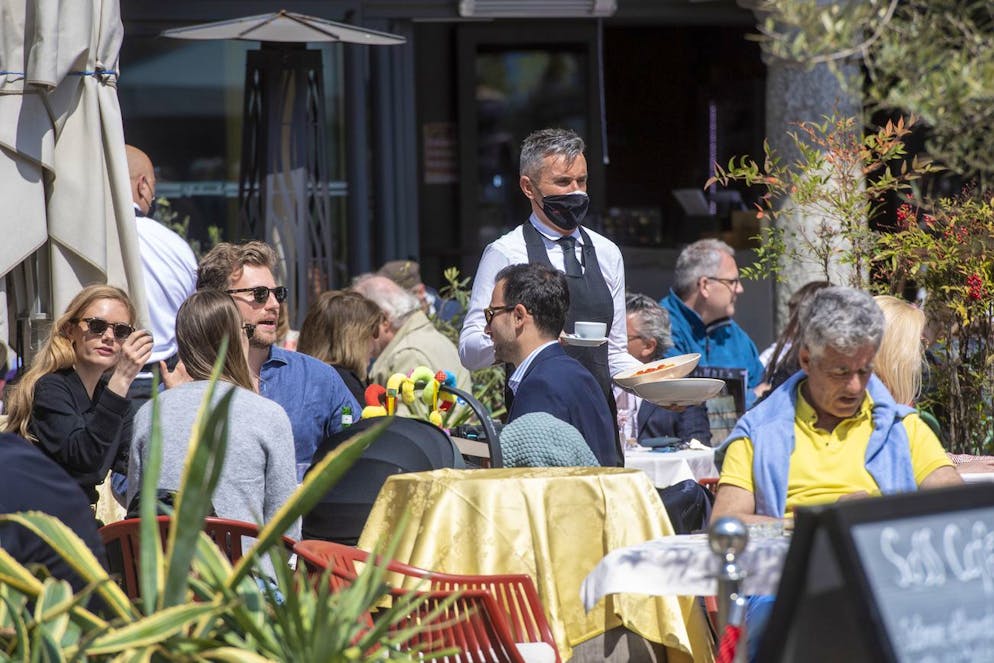 Gaeste sitzen auf der Terrasse eines Restaurants am Montag, 19. April 2021 in Lugano. Die Oeffnung der Terrassen und Aussenbereiche der Restaurants ist ab heute wieder erlaubt. (KEYSTONE/Ti-Press/Pablo Gianinazzi)