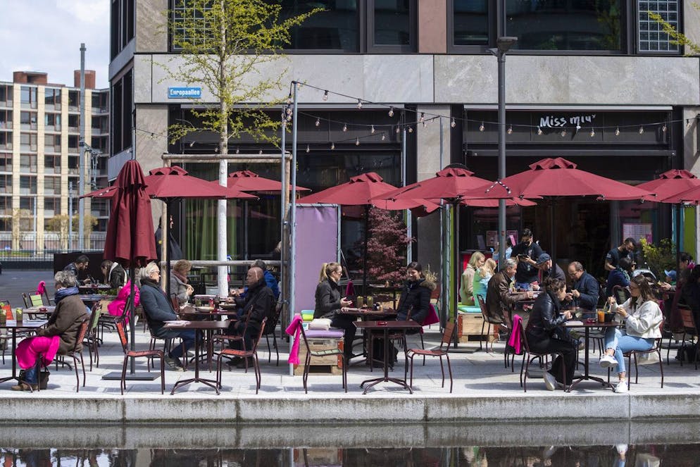 Menschen geniessen das Wetter auf der wiedereroeffneten Restaurantterrasse vom Hiltl in Zuerich, aufgenommen am Montag, 19. April 2021. (KEYSTONE/Ennio Leanza)