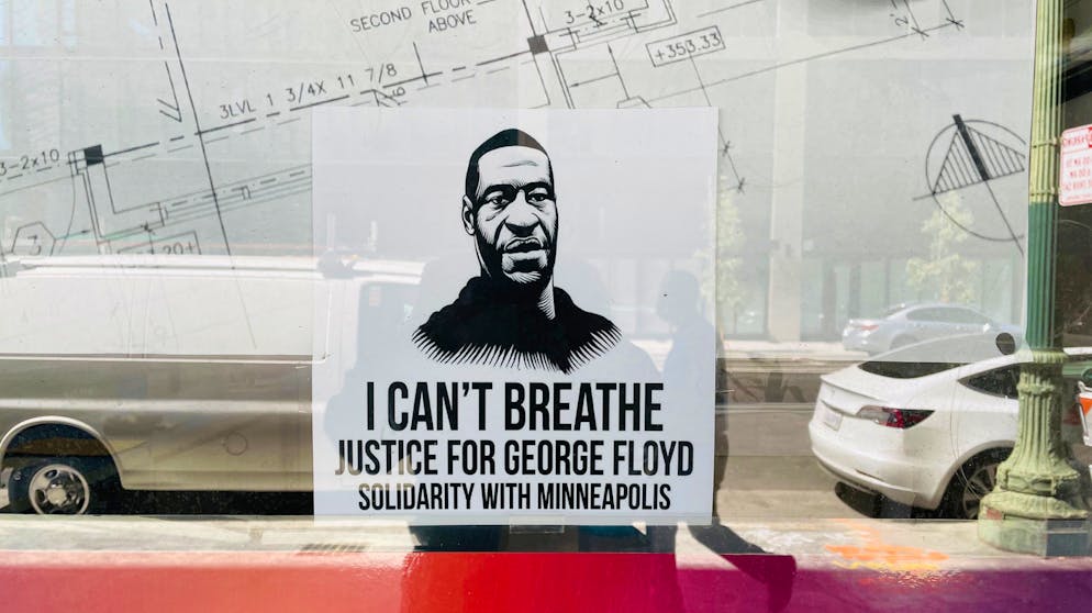 Ein Anschlag an einem Geschäft in Oakland erinnert an George Floyd.