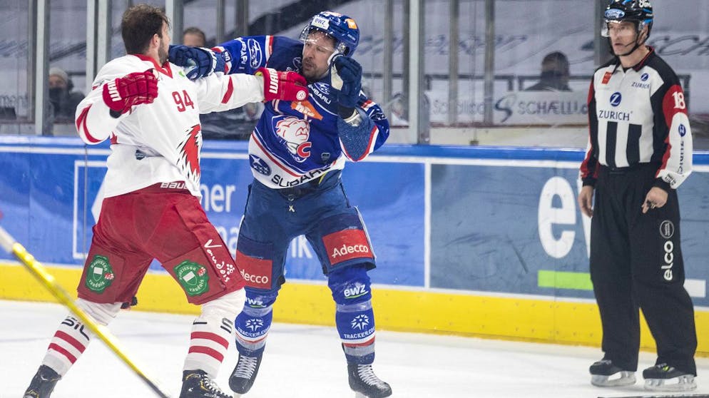 Schlaegerei zwischen Lausannes Tim Bozon, links, und Zuerichs Patrick Geering, rechts, unter Beobachtung von Schiedsrichter Ken Mollard, rechts, im vierten Eishockey Playoff-Viertelfinalspiel der National League zwischen den ZSC Lions und Lausanne HC am Montag, 19. April 2021, im Hallenstadion in Zuerich. (KEYSTONE/Alexandra Wey)
