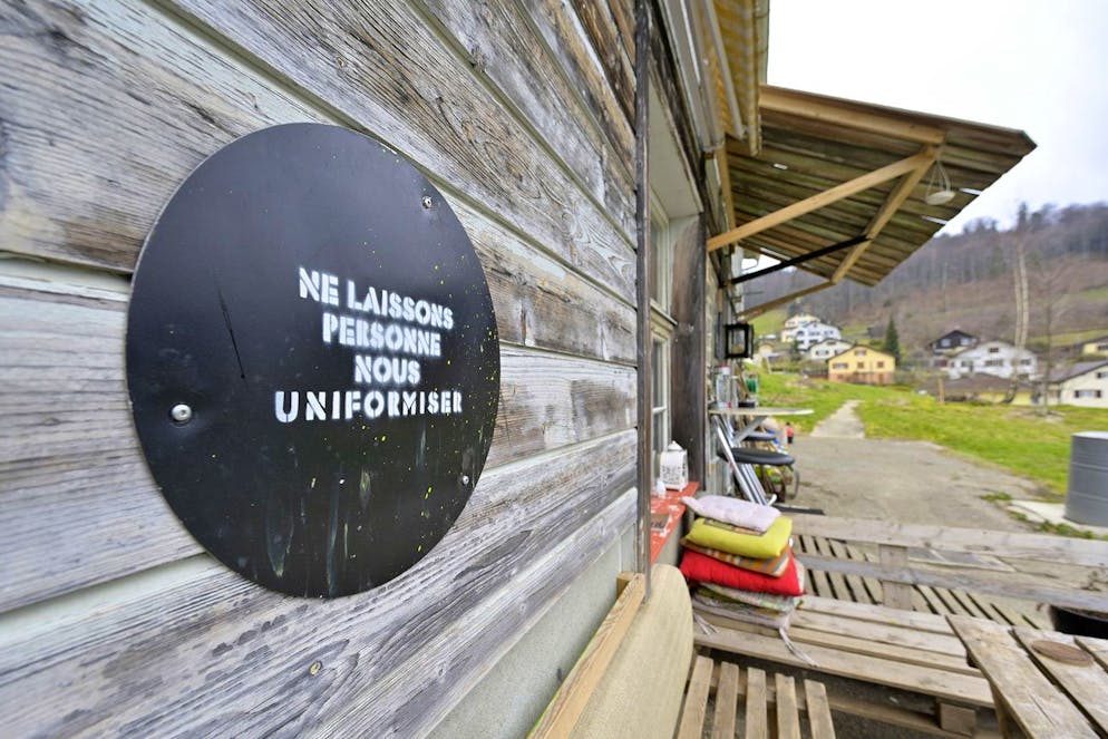 The squat in the former Reuge factory in Sainte Croix, Switzerland, where the little girl Mia, searched for five days by the French police, was found in good health with her mother, on Sunday, 18 April 2021. (KEYSTONE/Christian Brun) ..Le squat, dans l'ancienne usine Reuge a Sainte Croix, ou la petite Mia, recherchee depuis cinq jours par la police francaise, a ete retrouvee en bonne sante avec sa mere, ce dimanche, 18 avril 2021. (KEYSTONE/Christian Brun)