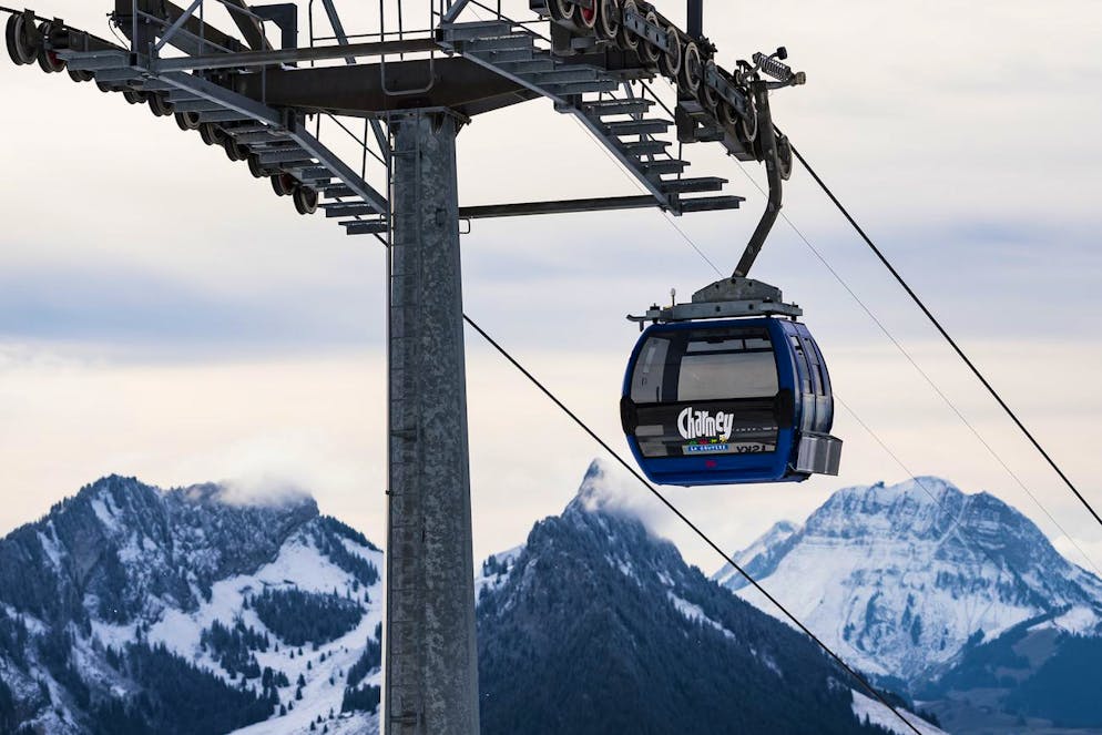 Une cabine de l'installation RapidoSky des remontees mecaniques de Charmey circule face au Moleson lors du premier jour d'exploitation ce samedi 1 decembre 2018 a Charmey une station de ski des Prealpes fribourgeoises. (KEYSTONE/Jean-Christophe Bott)