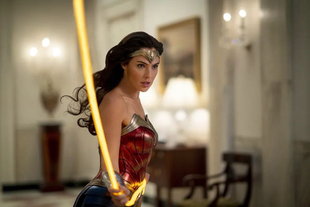 Gal Gadot als Wonder Woman als furchtlose Amazone inspiriert sie Millionen mit ihrer Entschlossenheit, Gerechtigkeit und Mitgefühl.