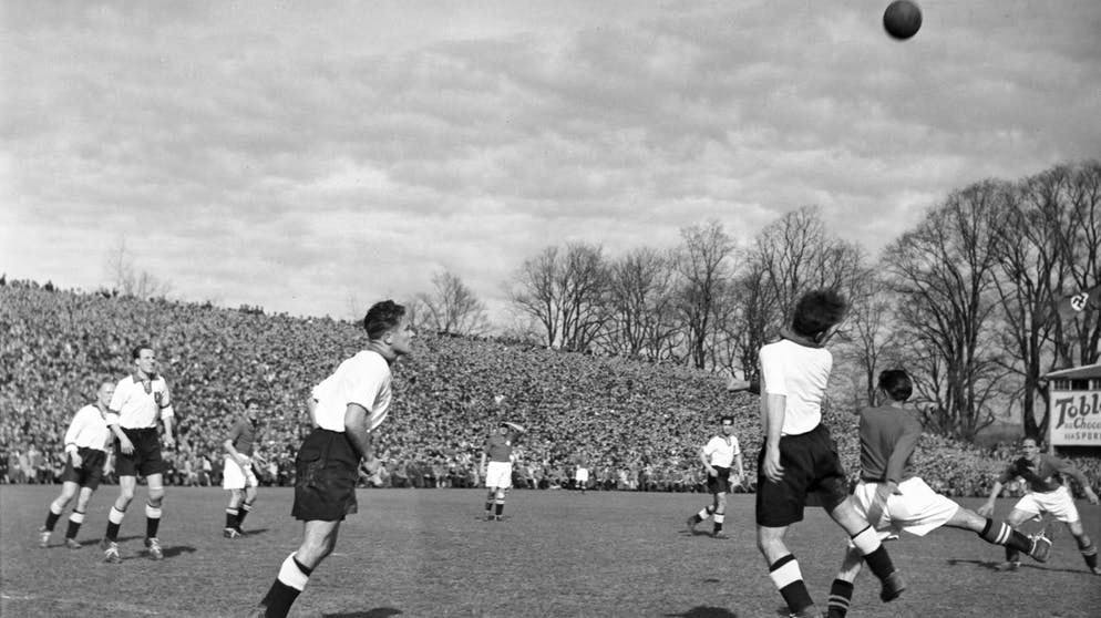 Scena della partita internazionale tra Svizzera e Germania il 20 aprile 1941 nello stadio Wankdorf di Berna.
