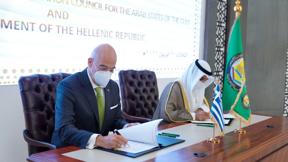 Der griechische Aussenminister Nikos Dendias (li.) und Nayef bin Falah Al Hajraf, Generalsekretär des Kooperationsrates für die arabischen Golfstaaten (re.) bei ihrem Treffen in Riad am 20. April 2021.