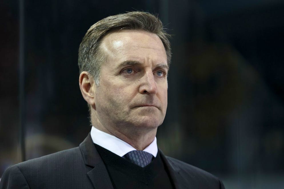 Lugano's Head coach Serge Pelletier looks the game, during a National League regular season game of the Swiss Championship between Geneve-Servette HC and HC Lugano, at the ice stadium Les Vernets, in Geneva, Switzerland, Tuesday, January 14, 2020. (KEYSTONE/Salvatore Di Nolfi)