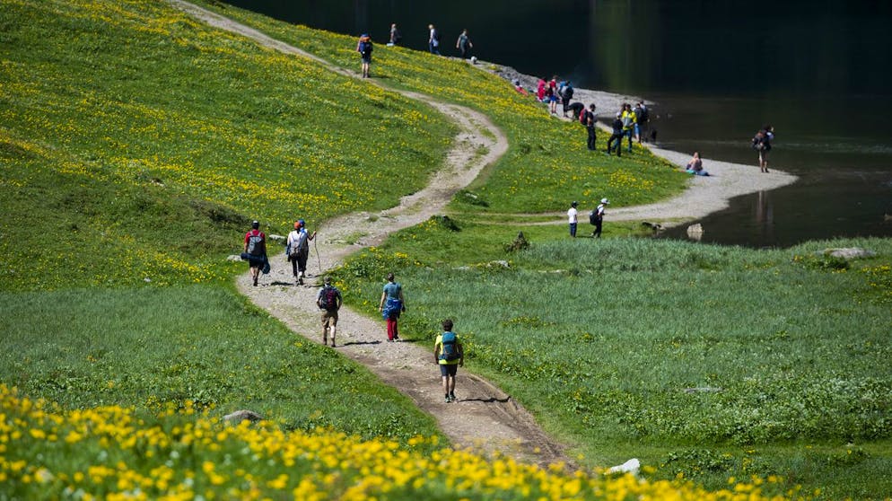Touristen sind unterwegs am Seealpsee, einem beliebten Ausflugsziel im Alpstein-Gebirge, am Sonntag, 17. Mai 2020, in Wasserauen. (KEYSTONE/Gian Ehrenzeller)