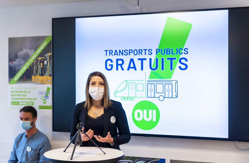 Anais Timofte, presidente du POP Vaud et membre du comite vaudois parle lors du lancement d'une initiative populaire cantonale pour des transports publics gratuits le mercredi 21 avril 2021 a Lausanne. (KEYSTONE/Jean-Christophe Bott)