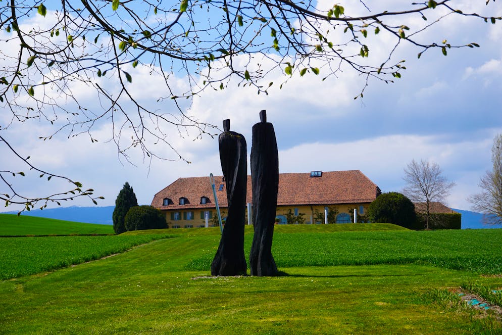 Le domaine réserve une grande place à l'art, avec plus de huitante sculptures monumentales, signée d'artistes locaux et internationaux, installées çà et là.