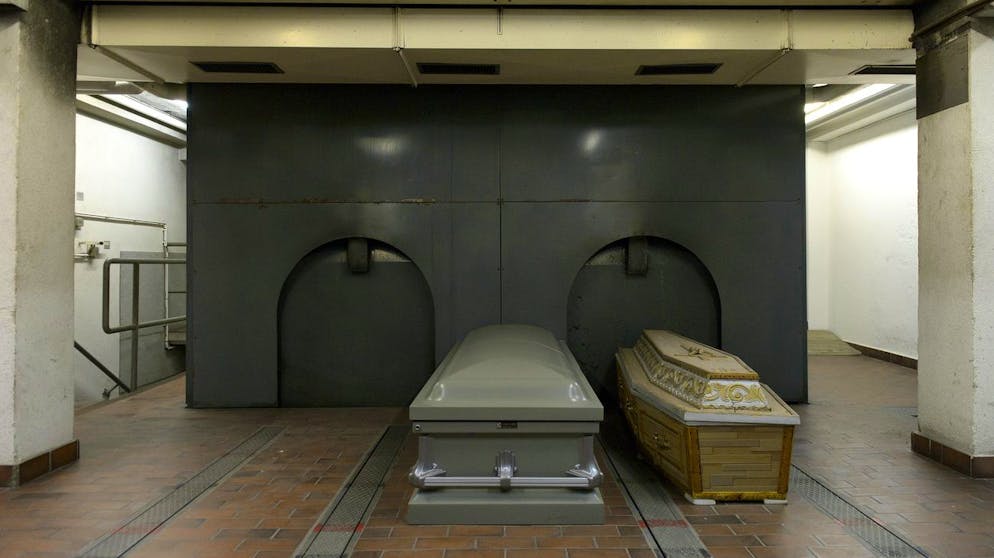 Saerge im Innern des Krematoriums Sihlfeld D anlaesslich einer Besichtigung des Krematoriums am Donnerstag, 10. September 2015, in Zuerich. Vor 100 Jahren fand die offizielle Einweihung des Krematoriums Sihlfeld D statt. Diese zweite Feuerbestattungsanlage der Stadt Zuerich und ihr 100-Jahre-Jubilaeum stehen im Zentrum des diesjaehrigen Tags des Friedhofs vom Samstag, 19. September 2015. (KEYSTONE/Anthony Anex)