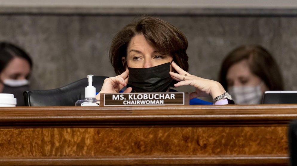 Senatorin Amy Klobuchar hat Apple im Fadenkreuz.