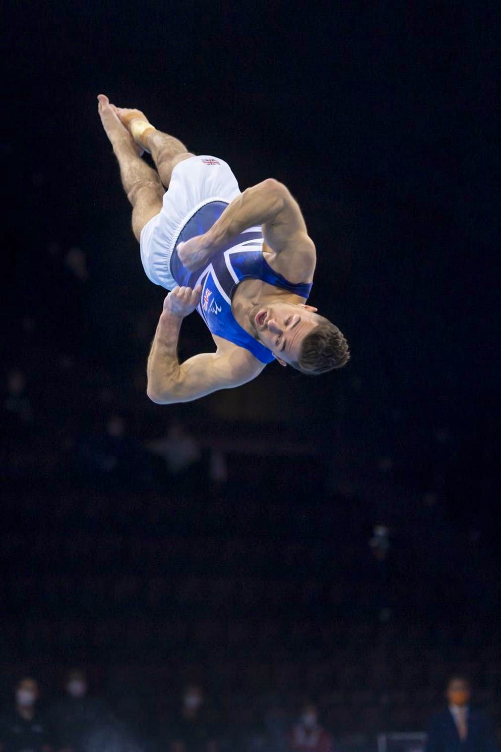 Coraggio da vendere!. Il britannico Giarnni Regini-Moran svolge un esercizio in occasione delle qualificazioni maschili per i Campionati europei 2021 di ginnastica artistica alla St. Jakobshalle di Basilea, in Svizzera. (22 aprile 2021)