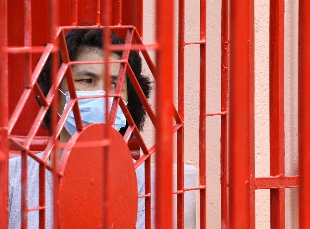 Coraggio da vendere!. Un thailandese in attesa di sottoporsi ad un test gratuito per il COVID-19 al fine di fermare la rapida diffusione della pandemia a Bangkok, in Thailandia. Il governo thailandese ha dichiarato Bangkok e altre province zone di massimo controllo e ha rafforzato le misure sanitarie per contenere il rapido aumento delle infezioni. (22 aprile 2021)