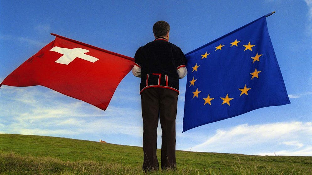 Fahnenschwinger mit Schweizer- und Europa-Fahnen, aufgenommen auf dem Männlichen bei Grindelwald (BE), August 1999.