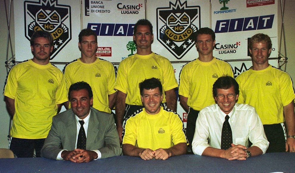 Praesentation der neuen HC Lugano Spieler fuer die Saison 98/99, im Luganeser Kongresshaus,am Montagmorgen, 3. August 1998. Obere Reihe vl.nr. Gaetan Voisard, Goalie Cristobal Huet, Misko Antisin, Igor Fedulov, und Regis Fuchs. Unten vl.nr. Trainer Jim Koleff, Gates Orlando,und Praesident Fabio Gaggini.(Keystone/Karl Mathis)