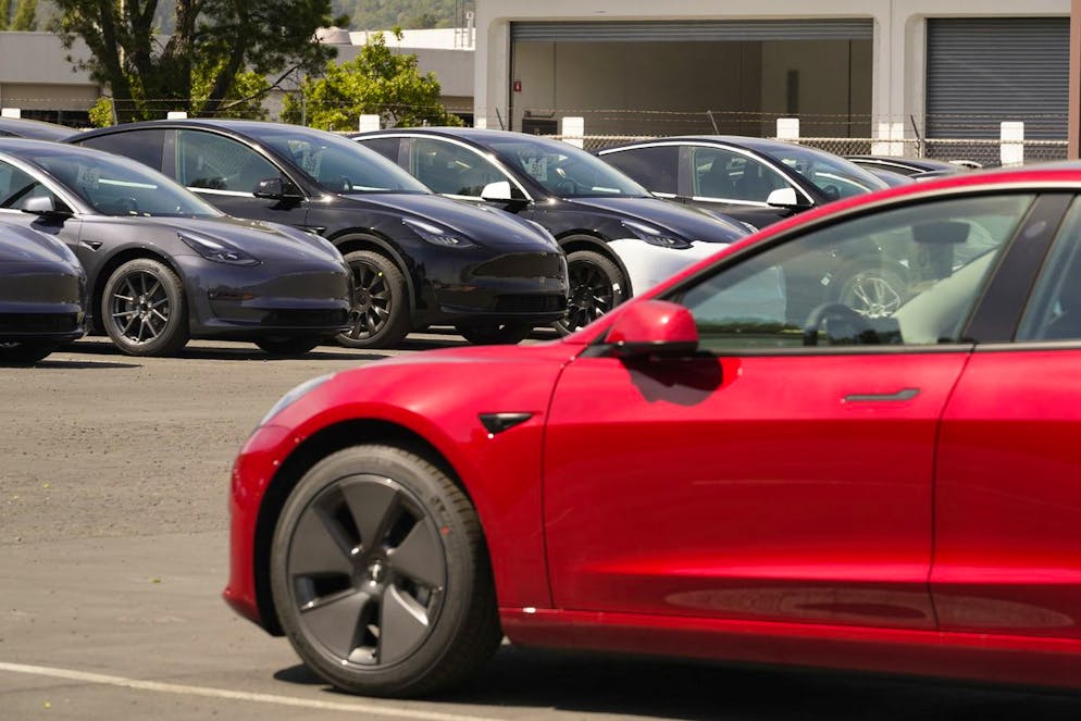 Il semble «se dégager une tendance» sur les problèmes de sécurité des véhicules Tesla, qui «est incroyablement inquiétante et mérite toute votre attention», estiment les sénateurs. (image d'illustration)