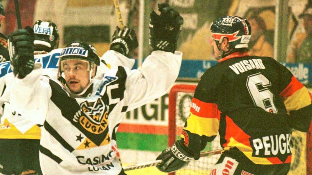 Gian Marco Crameri (l) erzielt das 2:1, Voisard kommt zu spaet waehrend dem Spiel von Dienstag abend, 17. Februar 1998, zwischen Lugano und Bern. (KEYSTONE/Jo Locatelli)