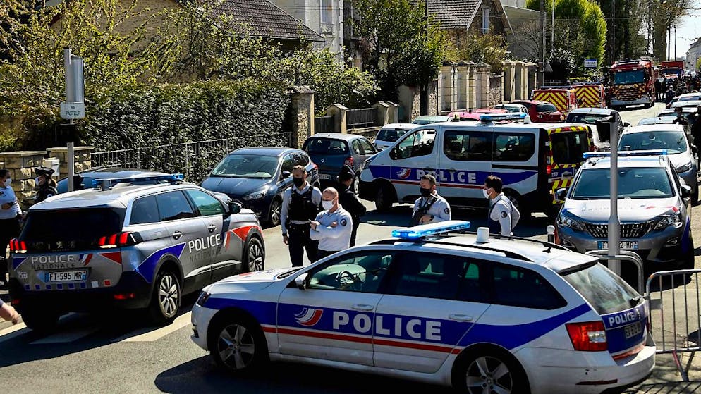 dpatopbilder – Französische Polizisten sperren eine Strasse in der Nähe einer Polizeistation nachdem eine Mitarbeiterin der Polizei auf einer Polizeiwache getötet worden ist. Foto: Bertrand Guay/AFP/dpa