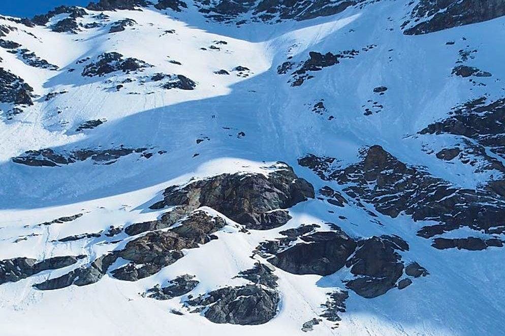 Una guida alpina tedesca di 29 anni è morta oggi sul ghiacciaio del Meitin in territorio di Bourg-St-Pierre (VS) in seguito a una caduta di 300 metri