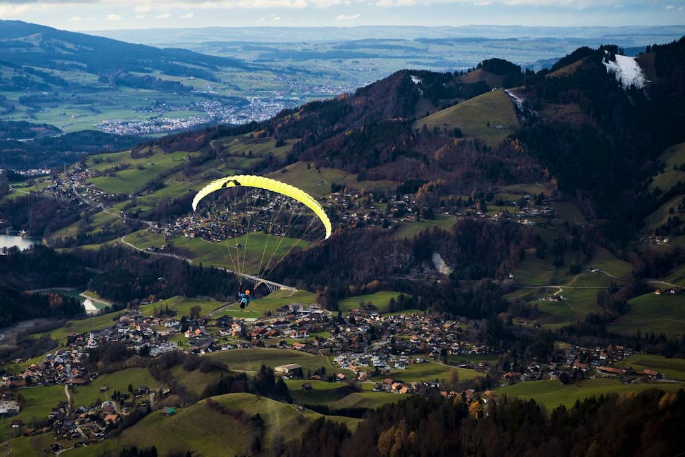 Un parapente decolle du sommet de l'installation RapidoSky des remontees mecaniques de Charmey lors du premier jour d'exploitation ce samedi 1 decembre 2018 a Charmey une station de ski des Prealpes fribourgeoises. (KEYSTONE/Jean-Christophe Bott)
