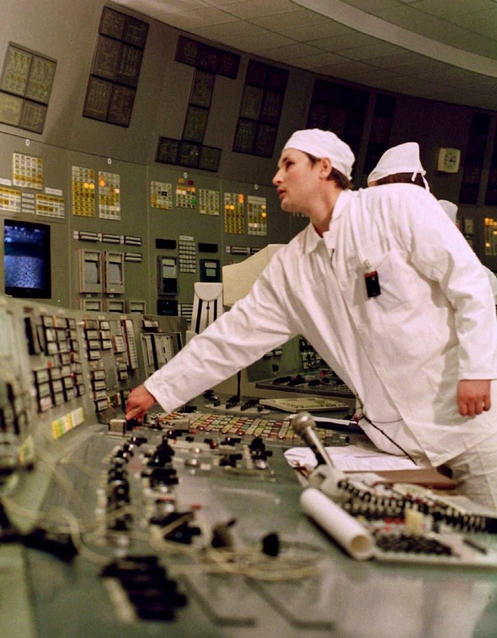 15 dicembre 2000: Reactor 3 è l'ultimo ad essere spento. Il governo ucraino sta ricevendo quasi 1,6 miliardi di euro dall'Unione Europea (o 2,4 miliardi di franchi nel corso del tempo) per chiudere Chernobyl.