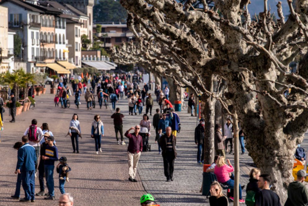 Nell'immagine d'illustrazione, gente a spasso sul lungolago di Ascona sul finire dello scorso mese di febbraio