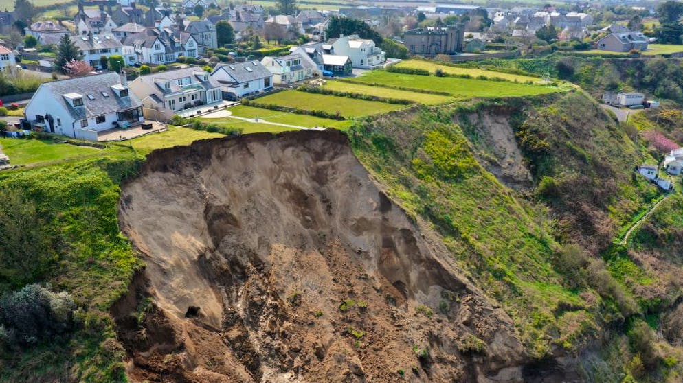 Erdrutsch In Wales Spult Hausgarten Ins Meer