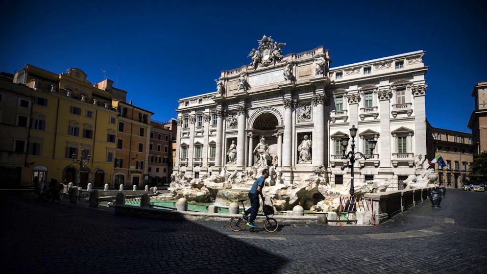 Bloccato dalla polizia. Uno svizzero cerca di fare il bagno nella fontana di Trevi a Roma