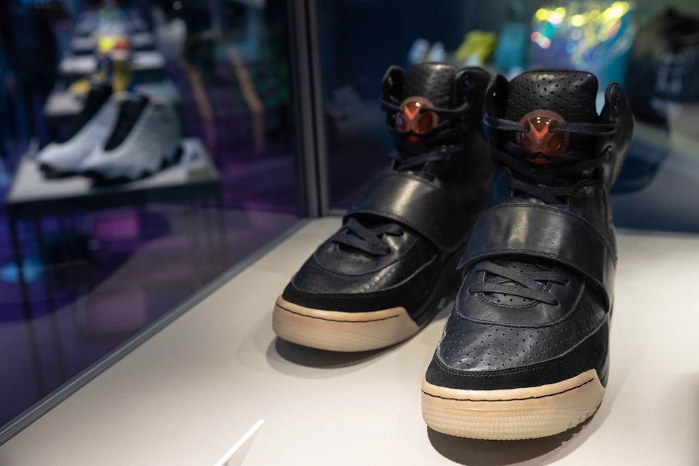 Sneakers Von Kanye West Fur 1 8 Millionen Dollar Versteigert