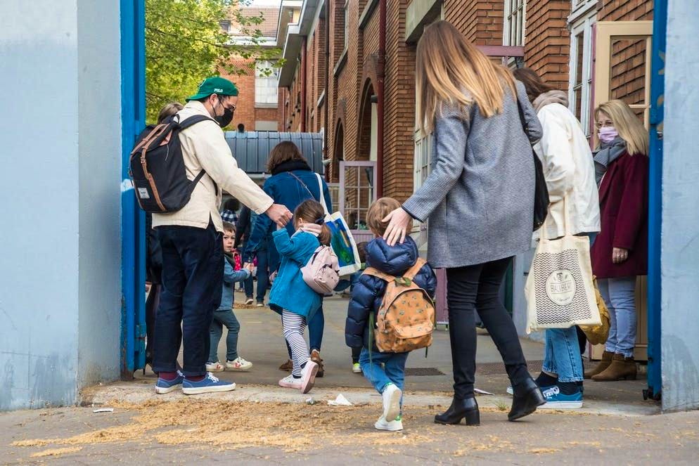 Coraggio da vendere!. Si torna a scuola! Questi bambini tornano in classe a Parigi dopo la chiusura prolungata della scuola a causa della pandemia di coronavirus. (26 aprile 2021)