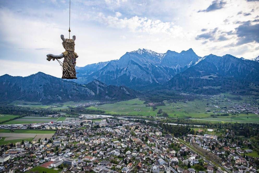 Coraggio da vendere!. La scultura «Der Manipulator» dell'artista svizzero Markus Meyle viene trasportata in volo al Guschakopf in vista dell'esposizione internazionale d'arte all'aperto «Bad Ragartz» a Bad Ragaz (San Gallo). (26 aprile 2021)