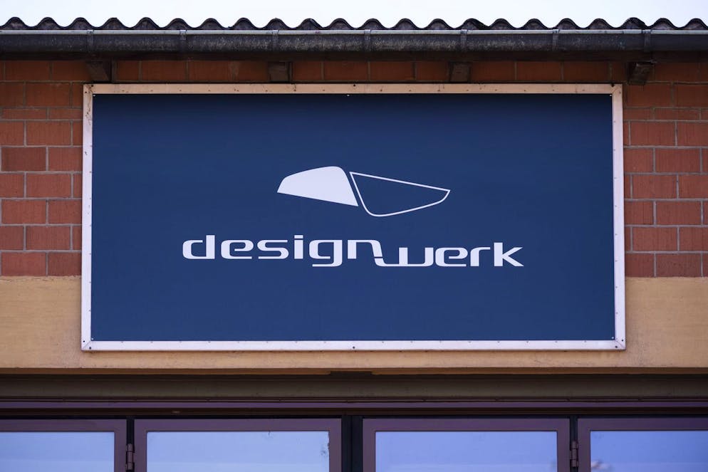 Das Logo der Firma Designwerk Products, fotografiert am 28. Februar 2020 am Produktionsstandort der Firma in Winterthur. Designwerk treibt Elektromobilitaet mit Produkten und Projekten voran und zielt auf die Verbreitung nachhaltiger Mobilitaet ab. Zum Produktionsprogramm der Unternehmung gehoeren elektrische Lastkraftwagen der Marke Futuricum, mobile Schnellladegeraete, modulare Batteriesysteme fuer Elektrofahrzeuge sowie Airport Equipment. (KEYSTONE/Christian Beutler)