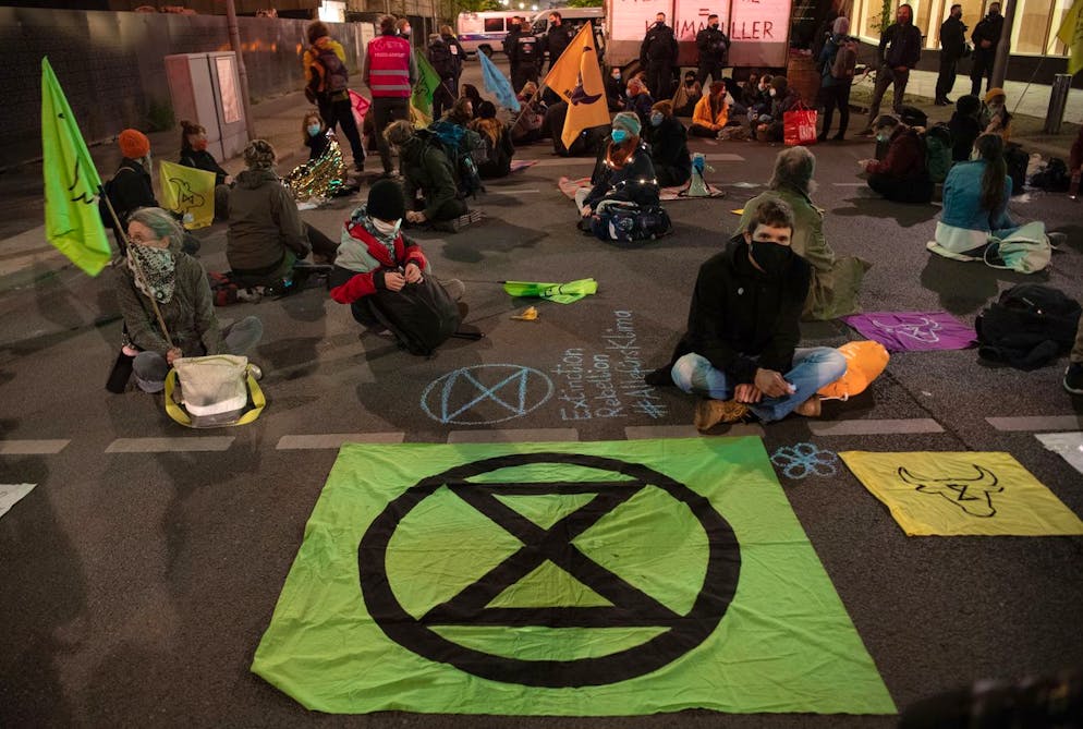 05.10.2020, Berlin: Umweltaktivisten von Extinction Rebellion (XR) haben am frühen Morgen die Straße vor dem Bundeslandwirtschaftsministerium besetzt. In Sprechchören und auf Transparenten kritisieren sie die Tierindustrie als Klimakiller. Die Blockade ist der Auftakt von mehrtägigen Aktionen und Protesten von Extinction Rebellion. Foto: Paul Zinken/dpa +++ dpa-Bildfunk +++ (KEYSTONE/DPA/Paul Zinken)
