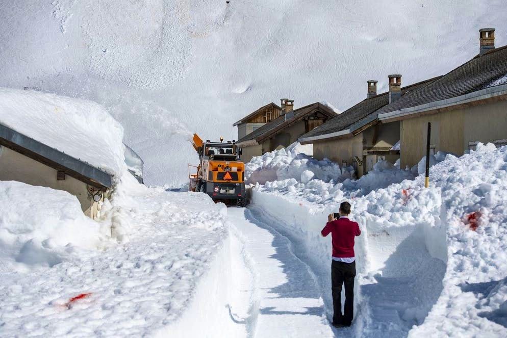 Coraggio da vendere!. I lavori di rimozione della neve sono ancora in corso in vista  dell'apertura del passo dell'Oberalp tra Andermatt e Sedrun. (27 aprile 2021)