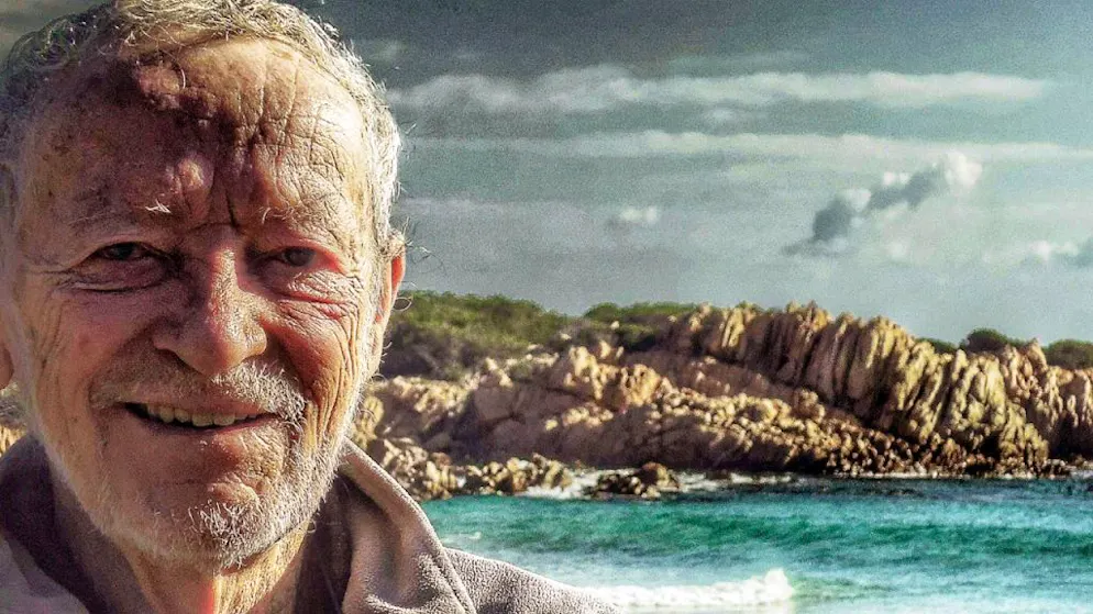 Der italienische Eremit Mauro Morandi  am Strand. Nun ist er mit 85 Jahren gestorben.