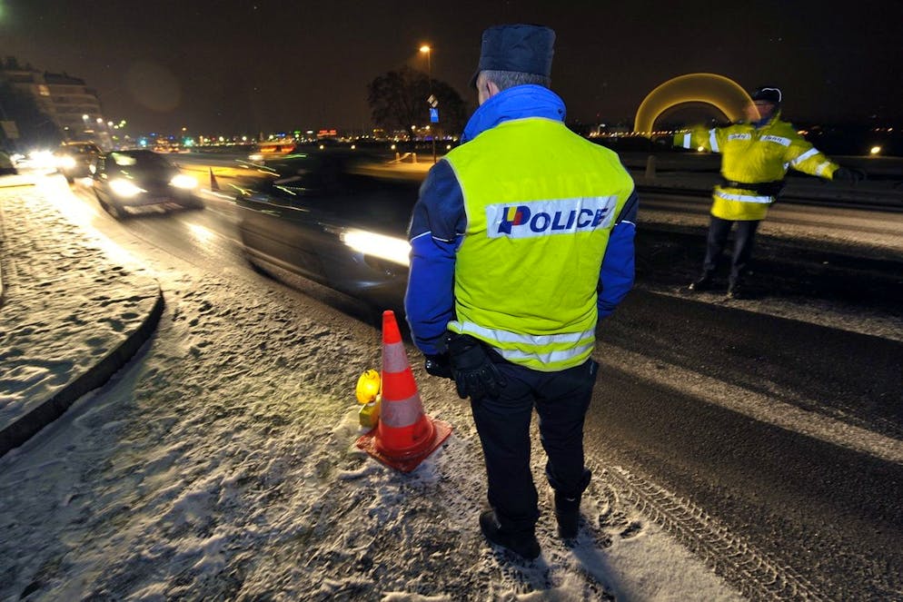 Des gendarmes genevois procedent a un controle routier pour l'alcoolemie, tot ce samedi 19 decembre 2009 a Geneve. (KEYSTONE/Martial Trezzini)