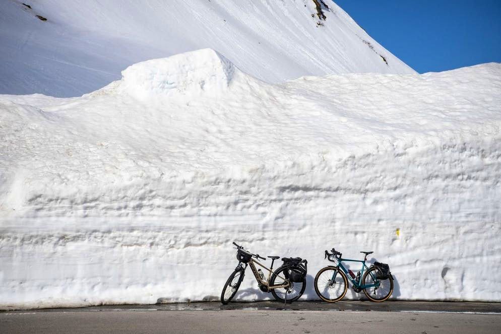 Coraggio da vendere!. Alcuni ciclisti si sono goduti il bel tempo primaverile lungo la strada del passo dell'Oberalp... ma anche la vista del paesaggio ancora innevato. (27 aprile 2021)