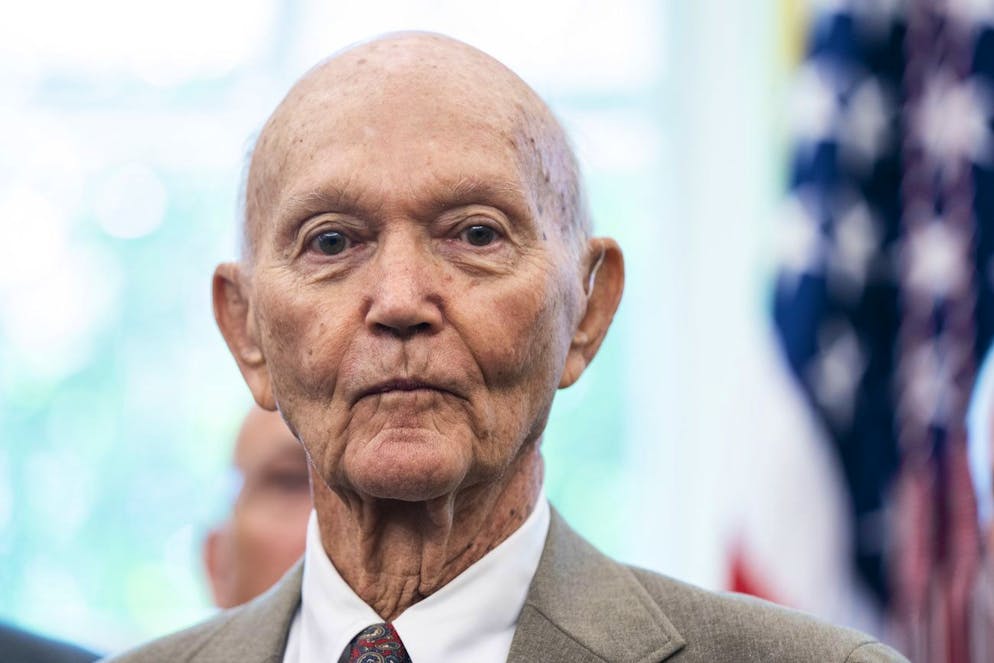 epa09165735 (FILE) - US astronaut Michael Collins listens as US President Trump welcomes him, Buzz Aldrin, and the family of Neil Armstrong to the Oval Office honor the 50th anniversary of the Apollo moon landing in the Oval Office of the White House in Washington, DC, USA, 19 July 2019 (reissued 28 April 2021). The Apollo 11 crew astronaut Michael Collins has died at the age of 90, his familly announced in a statement on 28 April 2021. EPA/JIM LO SCALZO *** Local Caption *** 55348738