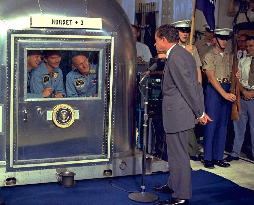 US Praesident Richard Nixon, rechts, unterhaelt sich auf diesem Bild vom 24. July 1969 mit den
