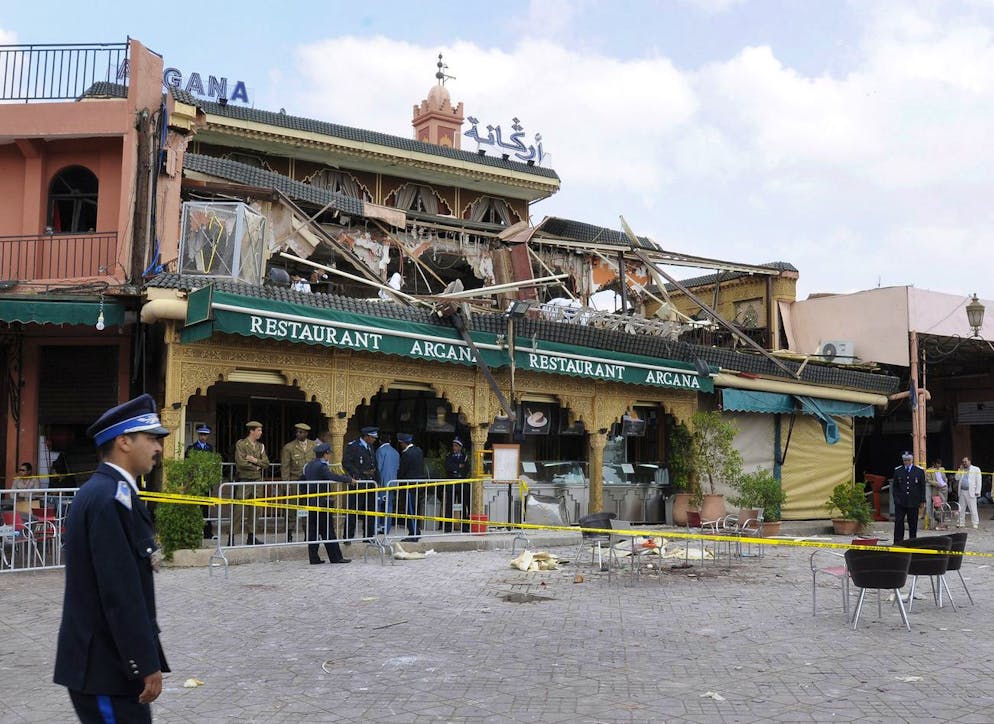 La polizia ha isolato il luogo dell'attentato il 28 aprile 2011. Tre ragazzi ticinesi sono morti nell'attacco.