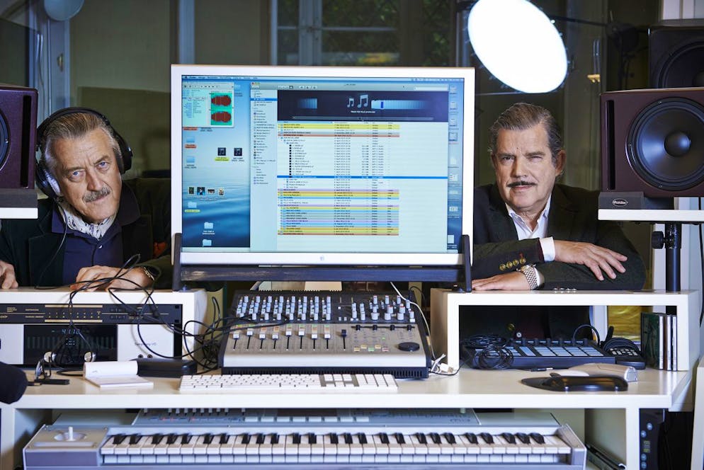 Die Musiker von Yello, Dieter Meier, links, und Boris Blank, rechts, aufgenommen am 30. April 2014 in in ihrem Aufnahmestudio beim Dolder in Zuerich. (KEYSTONE/René Ruis)