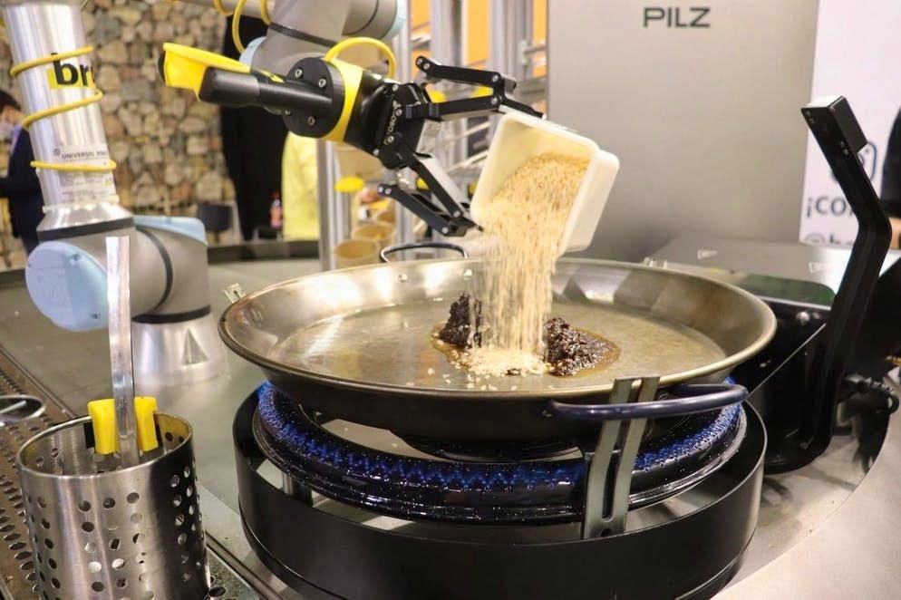 Coraggio da vendere!. Totalmente autonomo! Un robot prepara una paella in occasione della sua presentazione a Malaga, in Spagna. Questo robot, creato congiuntamente dalle aziende Mimkook e Be robot 5, è in grado di cucinare una paella da solo, senza la supervisione di uno chef. (28 aprile 2021)