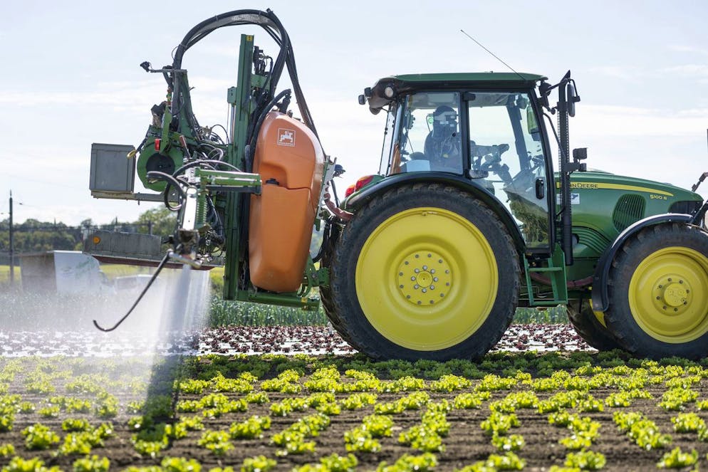 With a field sprayer system, a tractor applies pesticides to a lettuce field on the Gemuese Kaeser & Co. farm in Birmenstorf, Switzerland, photographed on 17 September 2019. An insecticide is supposed to protect the lettuce in the field against aphids, a fungicide against fungal diseases. (KEYSTONE/Christian Beutler)
Ein Traktor bringt auf einem Salatfeld des Betriebs Gemuese Kaeser & Co. in Birmenstorf mittels Anhaengespritze Pflanzenschutzmittel aus, aufgenommen am 17. September 2019. Ein Insektizid soll den Salat auf dem Feld vor Blattlaeusen schuetzen, ein Fungizid vor Pilzkrankheiten. (KEYSTONE/Christian Beutler)