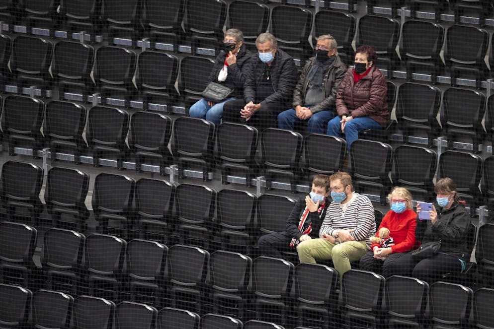 Des spectateurs observent portant un masque de protection facial le deuxieme tour, 1/8 finale, de Coupe Suisse, Swiss Ice Hockey Cup, de hockey-sur-glace entre Lausanne HC, LHC, et EHC Biel-Bienne lors de la 2eme vague de la pandemie de Coronavirus (Covid-19) ce dimanche 25 octobre 2020 a la patinoire de la Vaudoise Arena a Lausanne. (KEYSTONE/Laurent Gillieron)